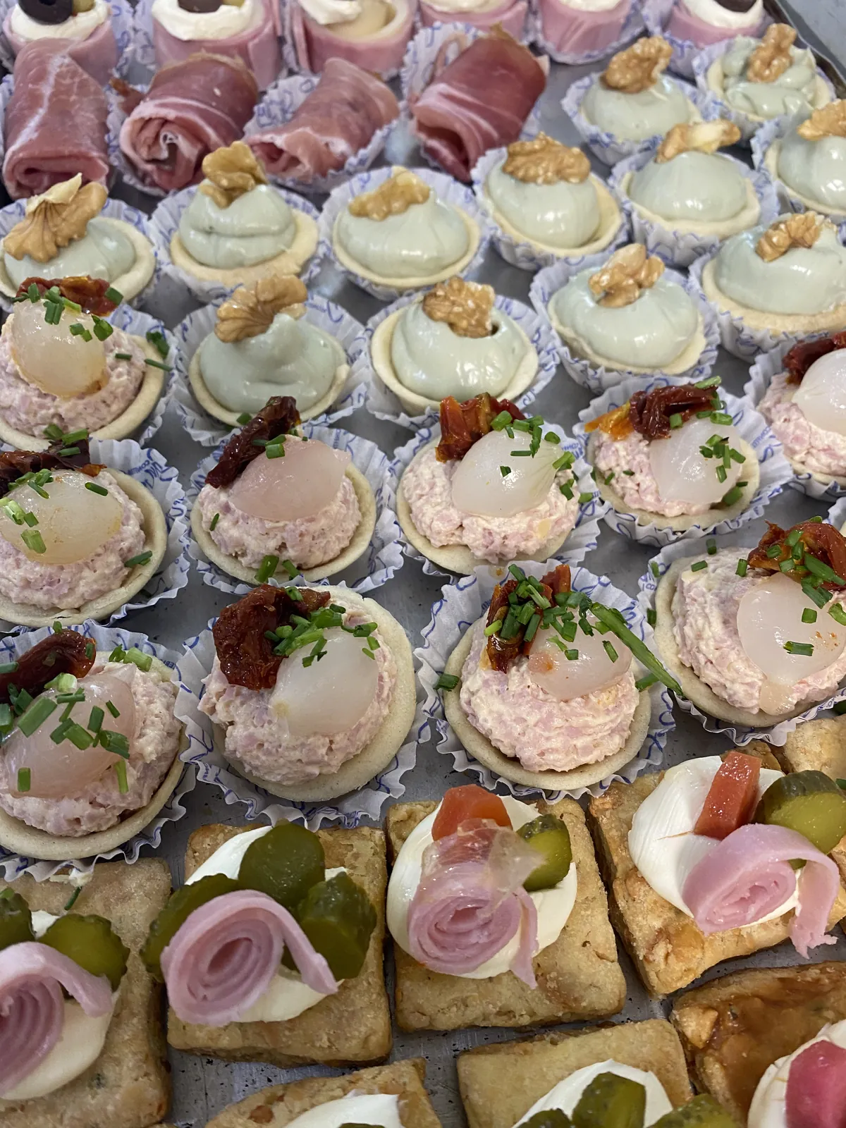 Bandeja con tartaletas y canapés gourmet de catering de Confitería San Luis