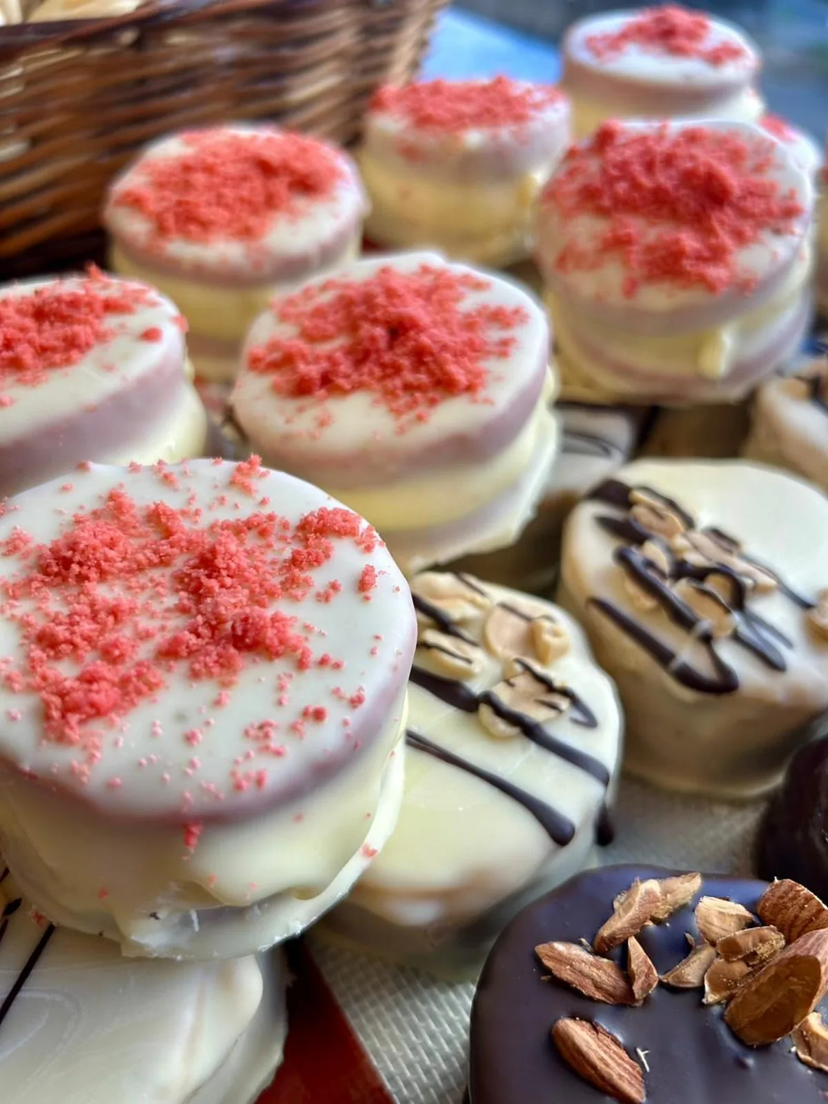 Alfajores artesanales con chocolate blanco y frutilla en el mostrador de Confitería San Luis
