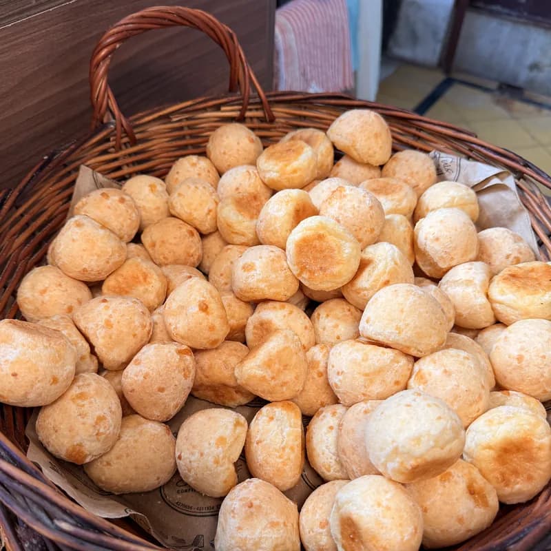 Canasta con chipás recién hechos en el mostrador de Confitería San Luis