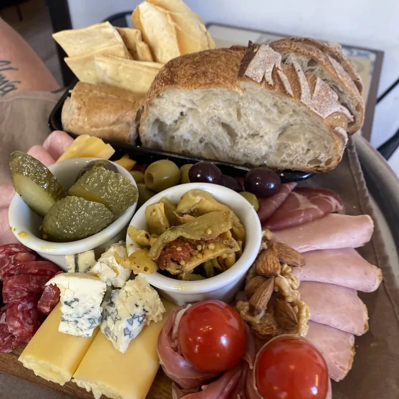 Tabla de Picadita La Terraza con fiambres, quesos, escabeche, pan, pickles y frutos secos