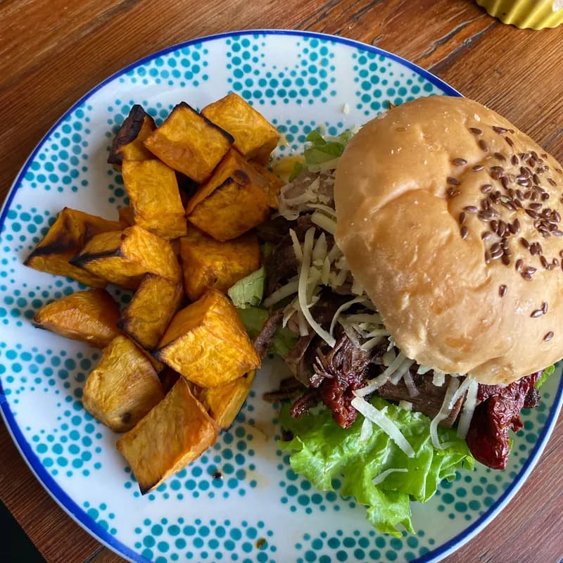 Sandwich de carne desmechada con batatas al horno de La Terraza