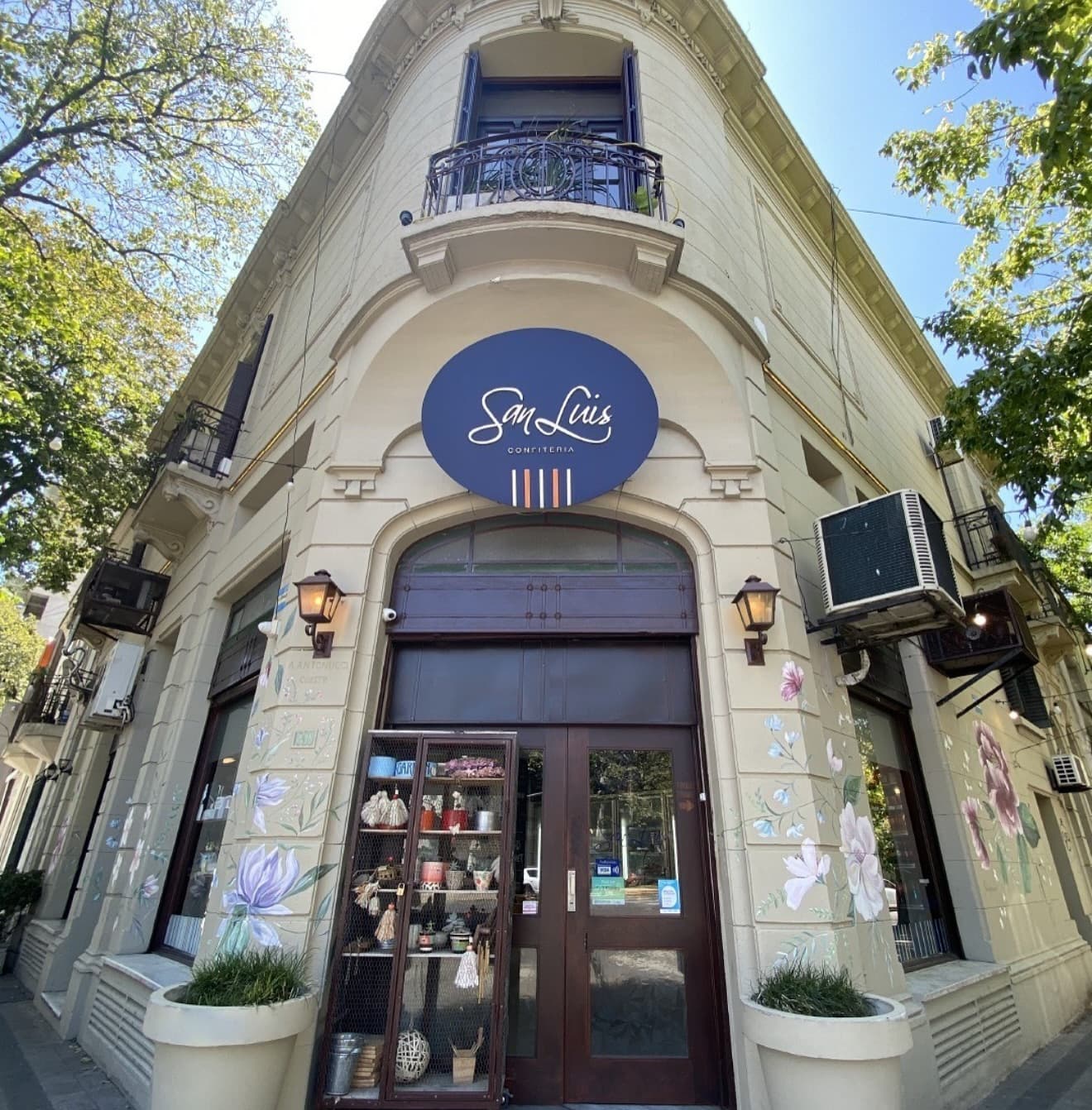 Fachada de Confitería San Luis – esquina clásica con flores pintadas a mano