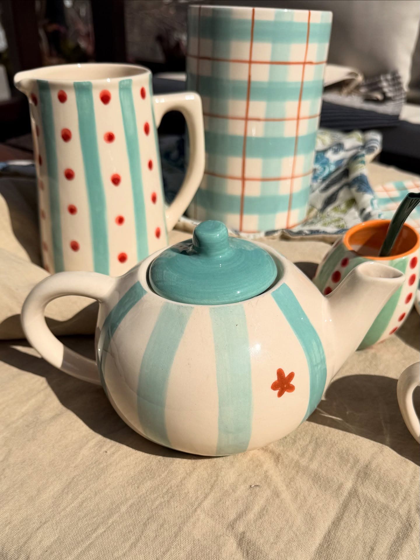 Tetera y vajilla artesanal