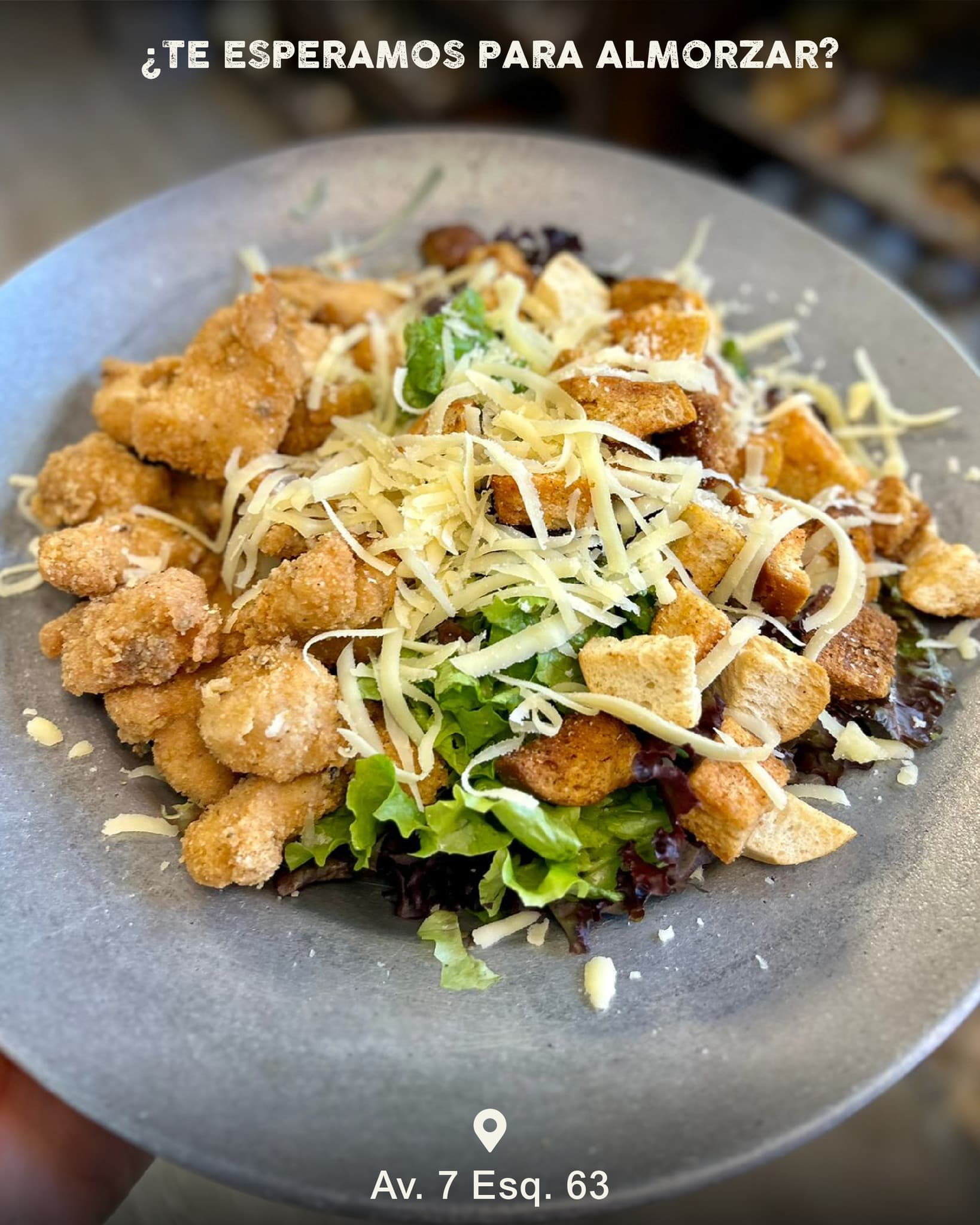 Ensalada caesar con pollo crocante