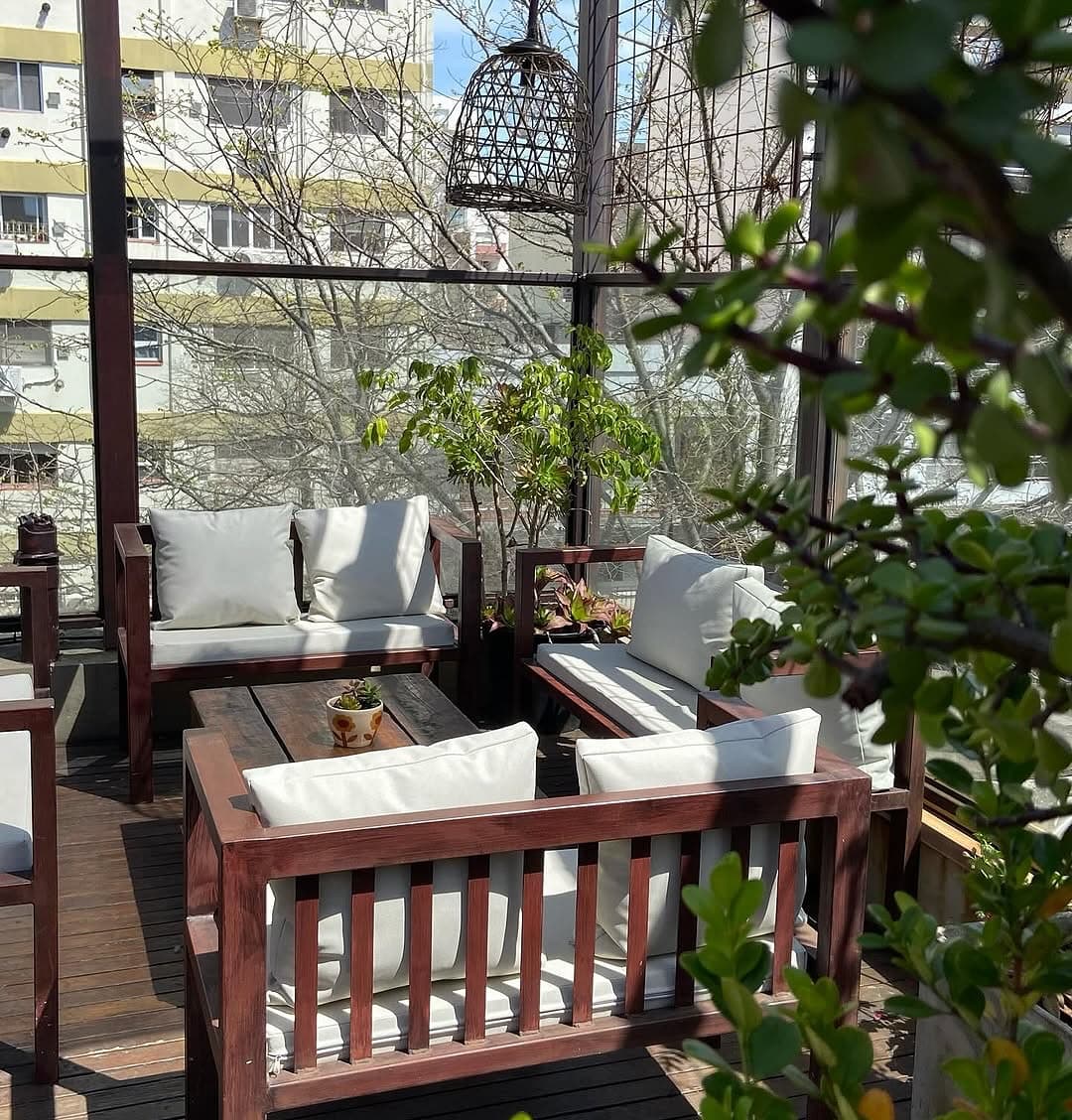 Terraza con sillones y vegetación