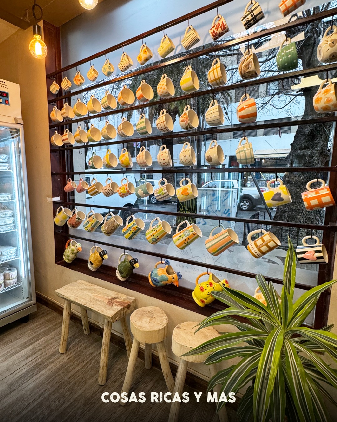 Pared de tazas artesanales