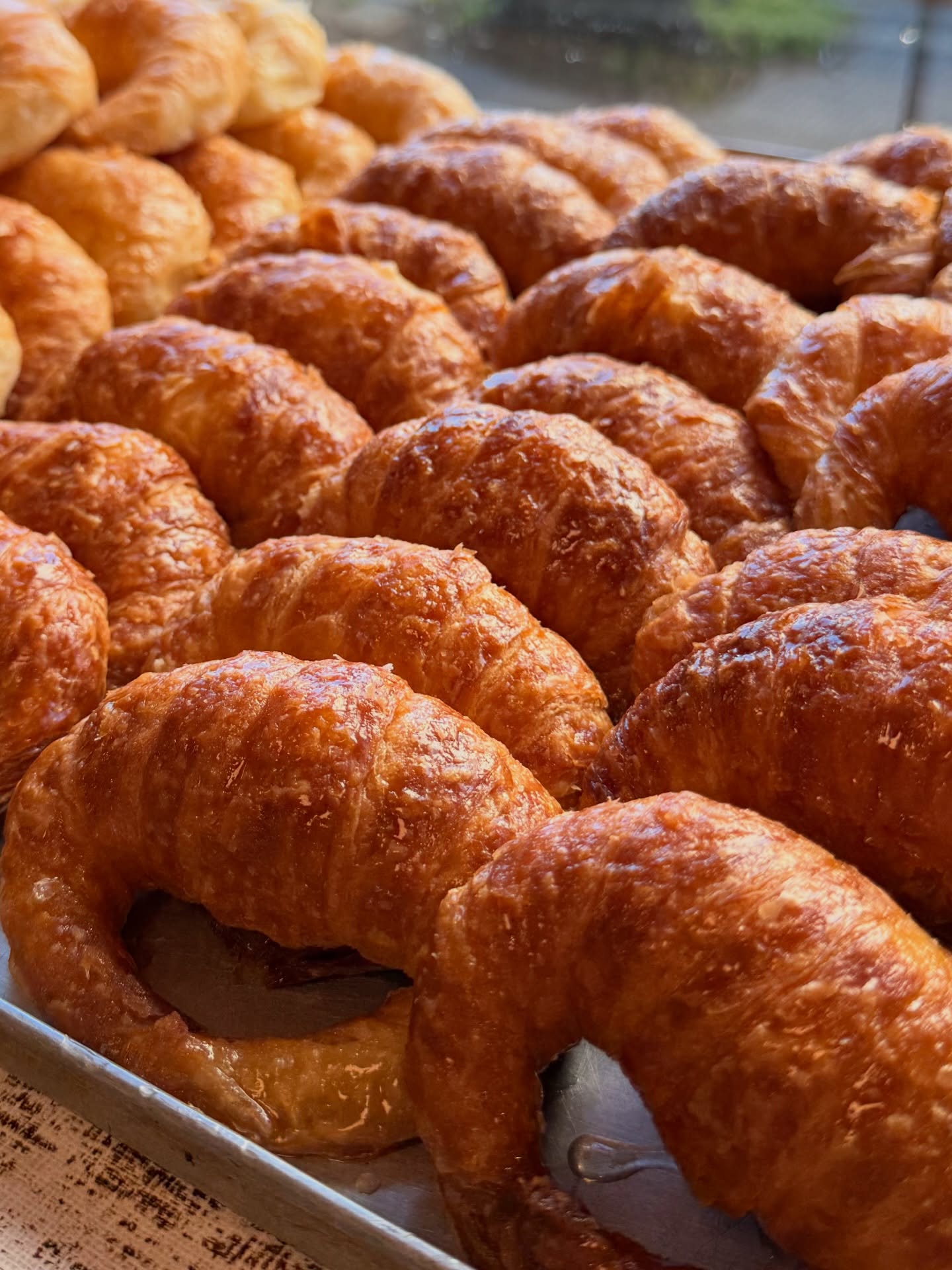 Medialunas de manteca recién hechas