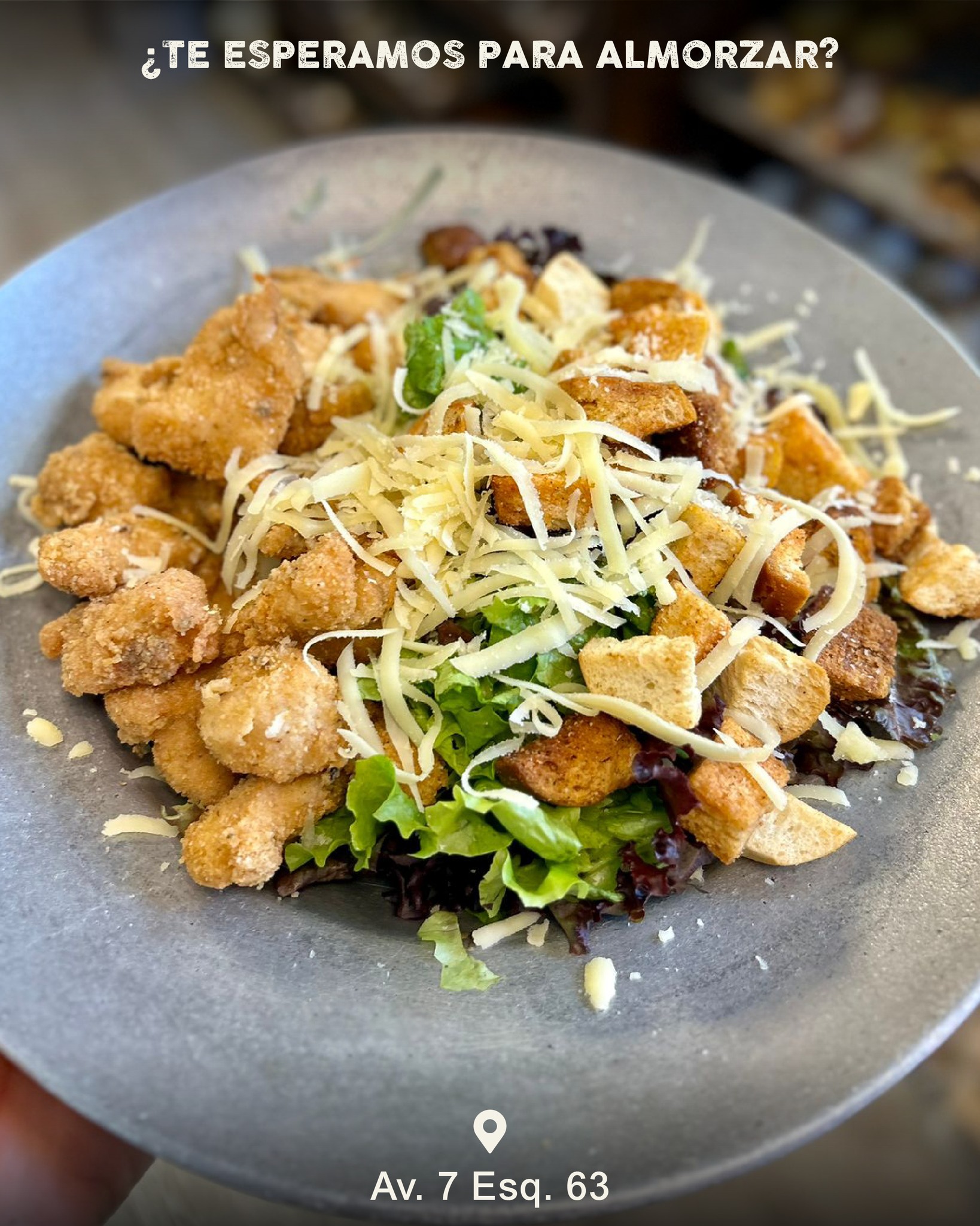 Ensalada caesar con pollo crocante